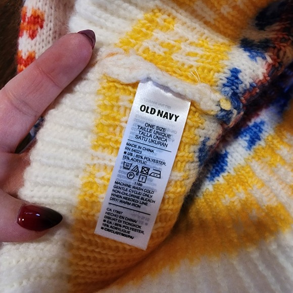 Old Navy Beanie Fair Isle Snowflake Pom Pom Winter Bright Colorful Thick Ribbed - Picture 6 of 6